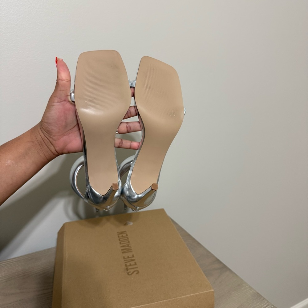 Steve Madden “Partay” Silver Heels - Size 9.5 - Picture 4 of 5